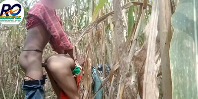 Makki ke khet me prosi bhabhi ki chudai doggy style me mokka pakar