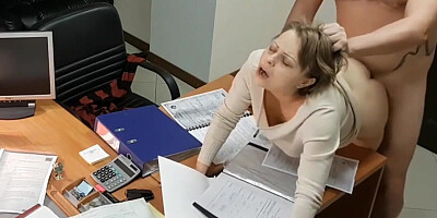 il baise sa femme sur le bureau durant leur pause