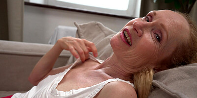 Russian mature Iren plays with a sex toy