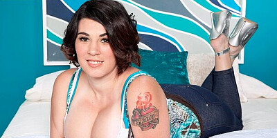 Posing scene with erotic Elaina Gregory from Brunette