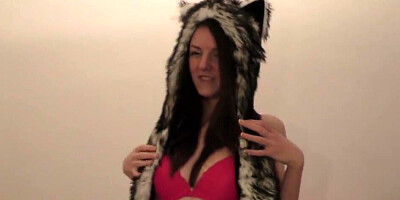 Amateur kinky slut is masturbating with a pussy pump