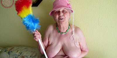OMAGEILWithered grandmothers with tits