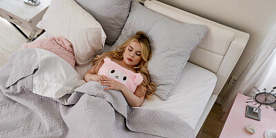 Tiny schoolgirl wants to fuck an older man while skipping