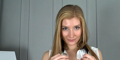 Cutie Vanessa Hottie plays with her pussy in a chair