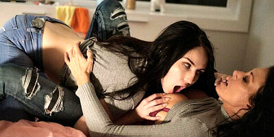 Reagan Foxx and Jade Baker's pussy licking smut by Club Sweethearts