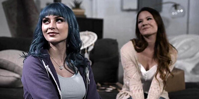 PAWG Jewelz Blu kissing the rich landlady Serene Siren