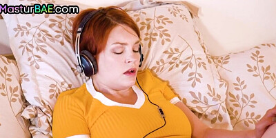 Masturbating redhead dyke pussylicked in 69 by her GF