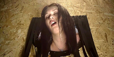 Gorgeous Teen Spreads Her Legs To Get It On With Everyone In The Club