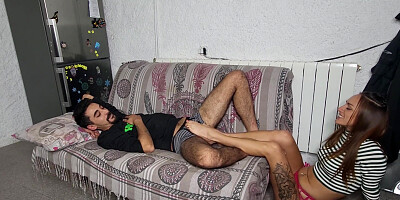 Stedsoster Overrasker Sin Storebror Ved At Kende Hans Svage Punkt