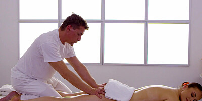 Mia Rose enjoys sex with a masseur and gets creampie