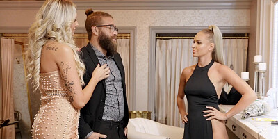 Amazing blondes in threesome with a lucky dude