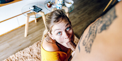 Energized cam slut reveals her thirst for the dick