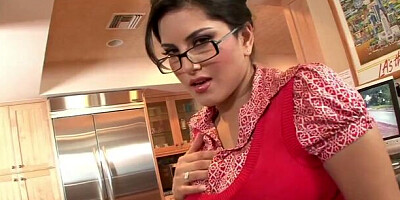 Cutesy Sunny Leone - curvy video - Matrix Models