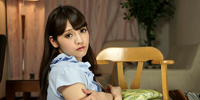 Multiple students are taking turns on teacher Rei Mizuna