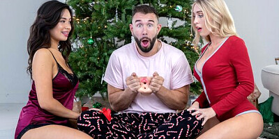 Sarah Taylor and Scarlett Alexis are enjoying this huge penis