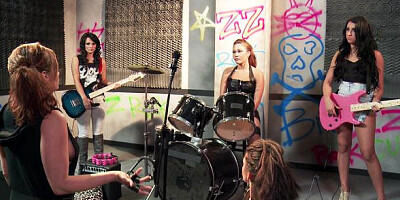 Hot and Mean: Caucasian Bonnie Rotten takes a huge dildo