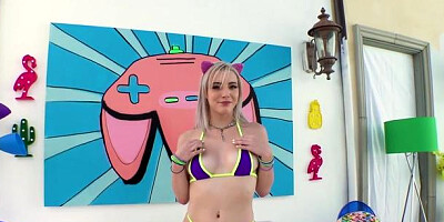 Nympho.com: Nice blonde babe licks Jamie Jett