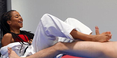 Brazzers Exxtra: Athletic Kira Noir 69 footjob