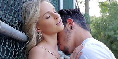 Passion-HD: Emma Hix striptease in park