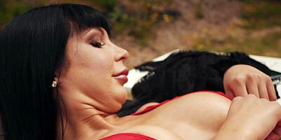 Mariska X: Valentina Ricci creampied outdoors