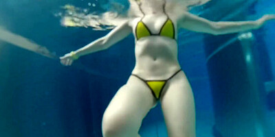 Jeny Smith bottomless in the spa and she is swimming