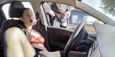 je me fais jouir dans ma voiture devant un voyeur