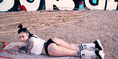 Twerking Spanish bitch seduces a guy and gets fucked