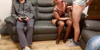 l amant la baise avant que le mari la leche