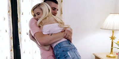 Muscular man finally makes his move on the stepsister