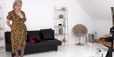 Auntie with colossal boobies exposing her udders right now