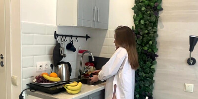 Masturbating babe does not care about work, only wants to cum