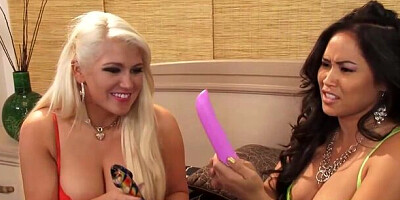 Consummate Jessica Bangkok and Nikki Phoenix - kissing smut - Candy Lickers