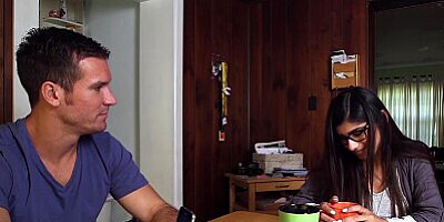 MIA KHALIFA - Prietenul meu nu mă lasă să fac un trio, așa că am făcut sex cu doi bărbați de culoare