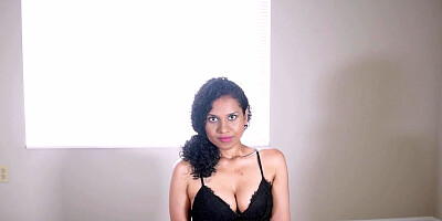 Attractive amateur cougar is talking in Hindi in a solo sesh