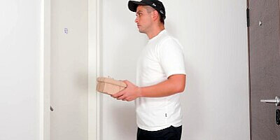 Package deliveryman gets lucky and fucks hot milf