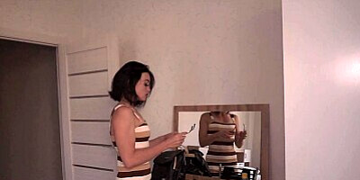 Stepmom Gets Cum On Her Pussy Instead Of a Back Massage