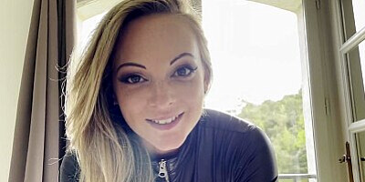 Je le branle et le suce avec ma combinaison en Latex