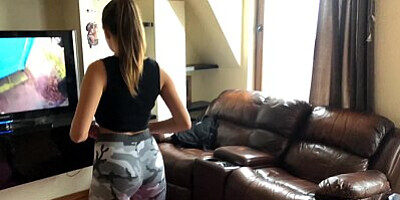 Hot chick training in sexy yoga pants.HD