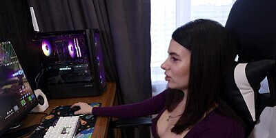 Fucked a hot brunette while she was playing Fortnight