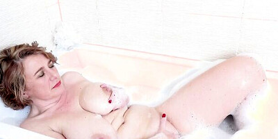 Busty MILF Camilla Likes To Masturbate In Bath