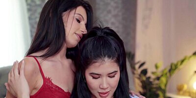 Lesbea Lady Dee lesbian scissoring orgasm with facesitting Czech babe