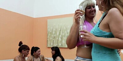 MatureNL 4 Mature ladies & 1 Having a Kinky Lesbian Party
