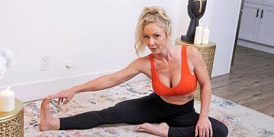 Smiling Sadie's posing action