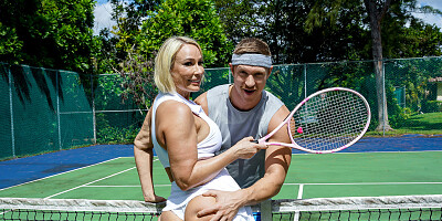 Bootylicious MILF fucks with a fitness instructor and gets facial