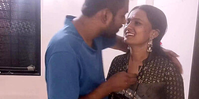 Indian woman with nice curves makes an amateur tape