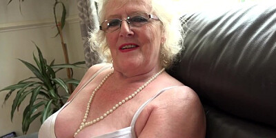 Nice-looking Claire's busty gilf clip