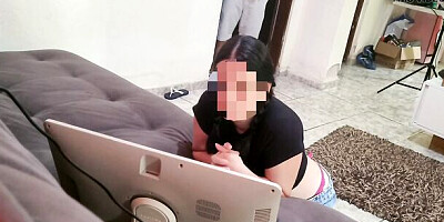 stepdaughter watched porn in the living room with her ass out, stepfather gradually gets closer with a hard dick!