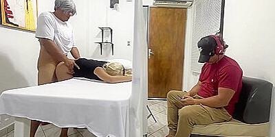 Marido Espera Al Lado Mientras A Su Hermosa Esposa Le Estan Haciendo Masajes Eroticos En Su Cuerpo Por Un Pervertido Que Se Hace Pasar Por Medico Fisioterapeutas 21 Min