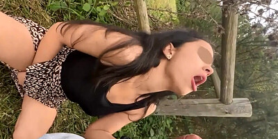 Amene moi baiser dans un petit chemin