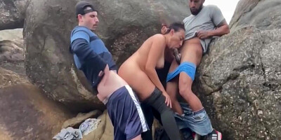Big Jackson In Casada Fudendo Na Praia Com Dois. 7 Min